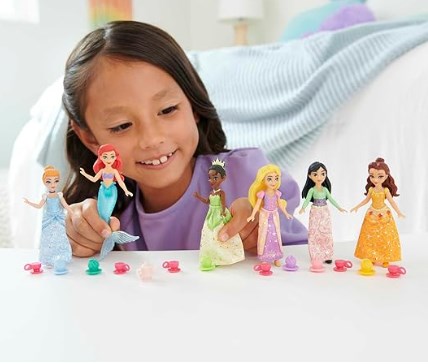 chollo Mattel Disney Princess Minis Pack 6 mini muñecas princesas con set de tazas y tetera, incluye a Tiana, Cenicienta, Mulán, Bella, Rapunzel y Ariel sirena