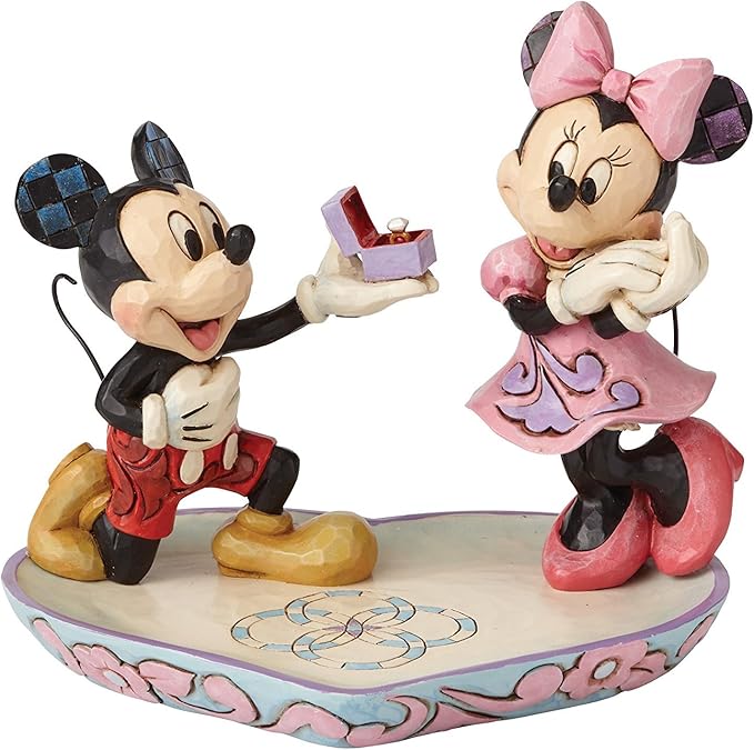 chollo Disney Traditions, Figura de Mickey y Minnie con anillo de compromiso